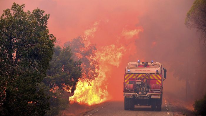 Feuerwehr  kämpft  gegen das Inferno