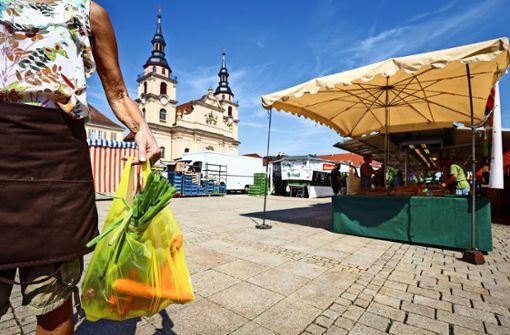Markttag in Ludwigsburg: In naher Zukunft kommen Karotten aus der Region in nachhaltige Taschen. Foto: factum/