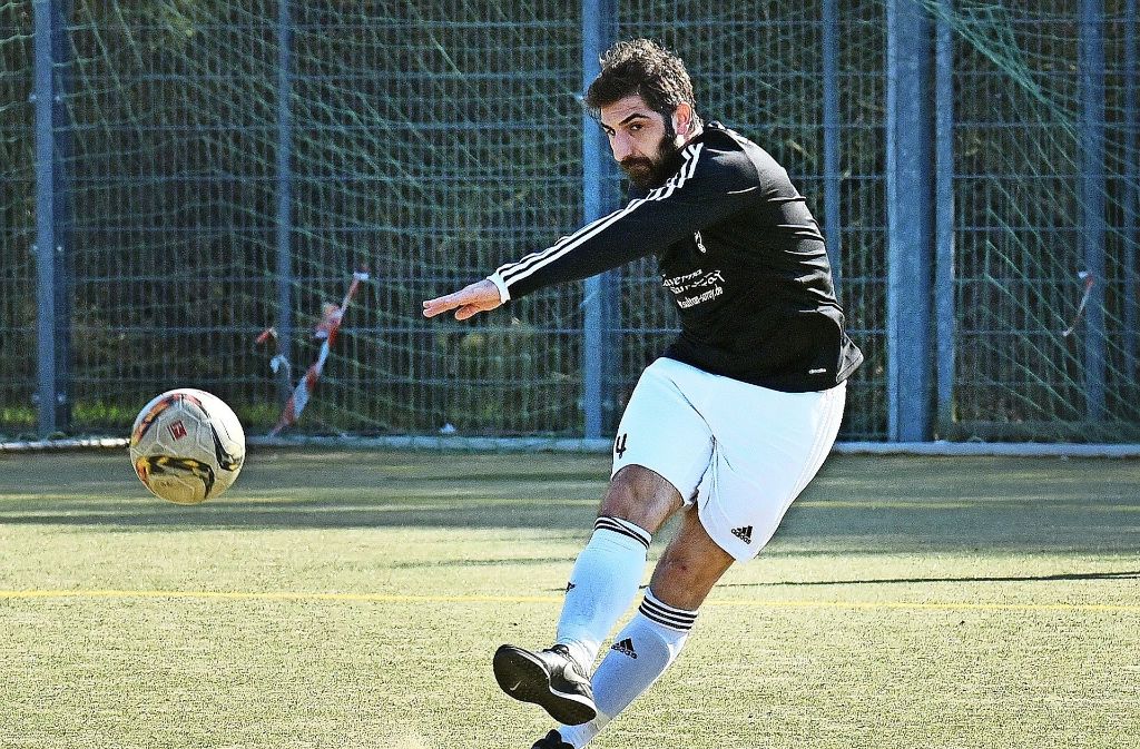N.A.F.I.-Stürmer Erdal Koyuncu spielte in der Partie gegen seinen Ex-Club Türkspor stark. Doch ein Torerfolg blieb ihm  verwehrt. Foto: Günter Bergmann