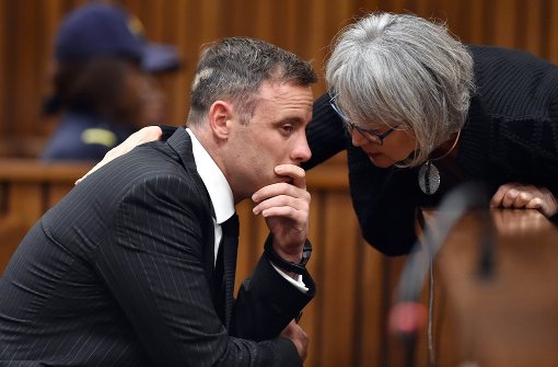 Ist nicht in der Lage auszusagen:  der wegen Mordes angeklagte ehemalige Sprintstar Oscar Pistorius. Das Urteil wird am Freitag erwartet. Foto: INDEPENDENT MEDIA POOL/DPA