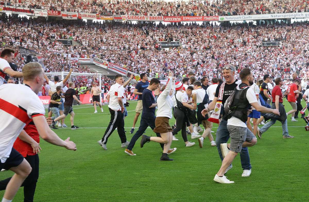 Für den Platzsturm gegen den 1. FC Köln wird der VfB nun zur Kasse gebeten. Foto: Baumann