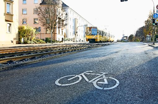 Auf der Ludwigsburger Straße wurden auf dem Testabschnitt alle 25 Meter Fahrradpiktogramme aufgebracht. Foto: Marta Popowska
