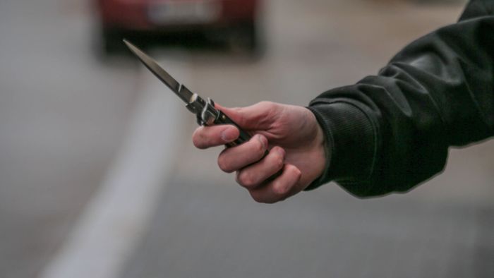 Stuttgart-Untertürkheim: 14-Jähriger zückt Messer und überfallt Jugendlichen