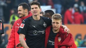 Mario Gomez und Santiago Ascacibar vom VfB Stuttgart wurden von Augsburg-Trainer Manuel Baum als Schwalbenkönige dargestellt. Foto: Pressefoto Baumann