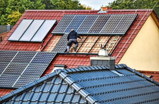 Der Bürgerrat erarbeitet  unter anderem Vorschläge, wie mehr Fotovoltaikanlagen in der Stadt Schorndorf realisiert werden können. Foto: stock.adobe.com