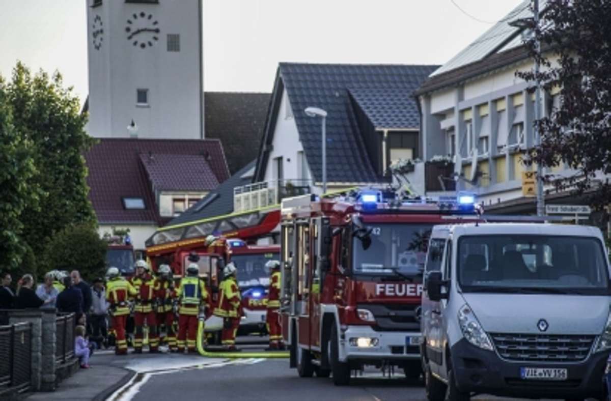 Am Montagabend wurde der Integrierten Leitstelle des Landkreises Böblingen kurz nach 19.30 Uhr ein Brand im Rohrweg mitgeteilt.