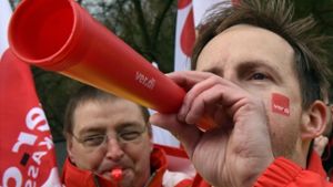 Mit Trillerpfeifen und Tröten demonstrieren Gewerkschafter in Potsdam (Brandenburg) für ihre Forderungen in der Tarifrunde 2016. Foto: dpa