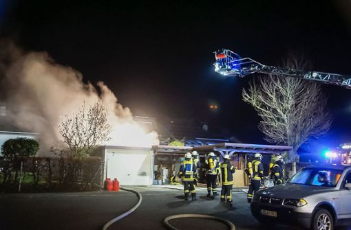 Das Feuer drohte, auf andere Gebäude überzugreifen. Foto: KS-Images.de/Karsten Schmalz