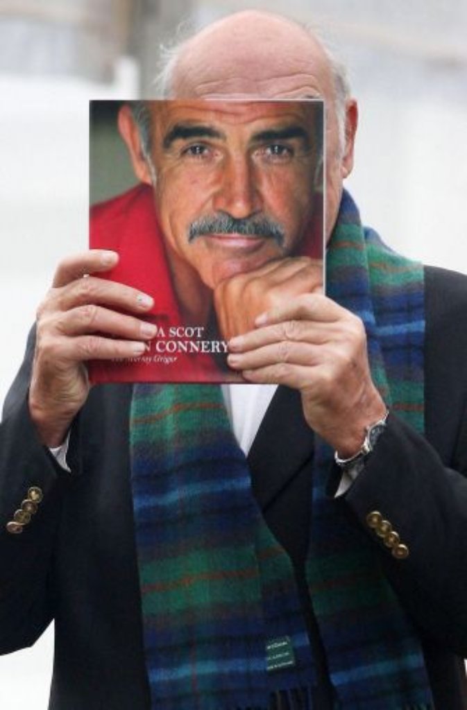 Auf seine Autobiographie wartet man bisher vergebens. Einzig ein Buch über seine Heimat hat er bisher veröffentlicht: Being a Scot heißt es - und der Titel sagt wohl alles, was Sean Connery über sich zu sagen hätte.