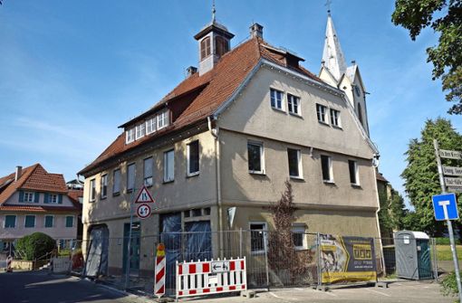 Früher hatte das Alte Rathaus  in Rommelshausen vier Bogentore. Sie  werden im Zuge der Generalsanierung wieder hergestellt –  aus Glas. Foto: Ingrid Sachsenmaier
