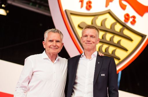 Wolfgang Dietrich und Jan Schindelmeiser (rechts) blicken in die Zukunft des VfB Stuttgart als Aktiengesellschaft. Foto: dpa