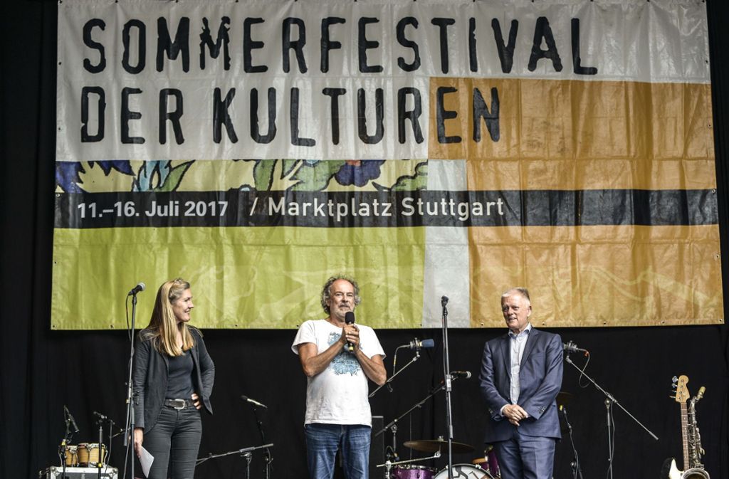 Oberbürgermeister Fritz Kuhn (ganz rechts) und Veranstalter Rolf Graser (Mitte) eröffnen das Sommerfestival der Kulturen.