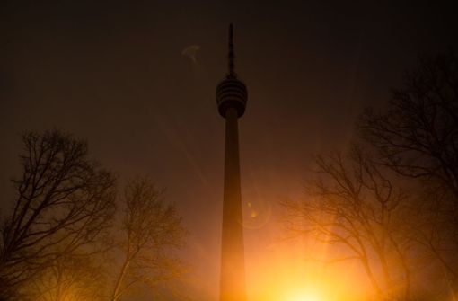 Zum 16. Mal findet die Earth Hour statt. Auch in diesem Jahr werden die Lichter weltweit für eine Stunde ausgeschaltet, wie hier beim Stuttgarter Fernsehturm. Foto: dpa/Christoph Schmidt