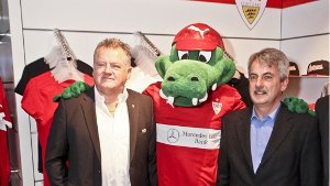 Präsident Mäuser, Fritzle und Finanzchef Ruf (v. re.) im neuen VfB-Shop. Foto: Peter-Michael Petsch