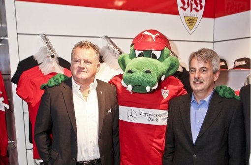 Präsident Mäuser, Fritzle und Finanzchef Ruf (v. re.) im neuen VfB-Shop. Foto: Peter-Michael Petsch