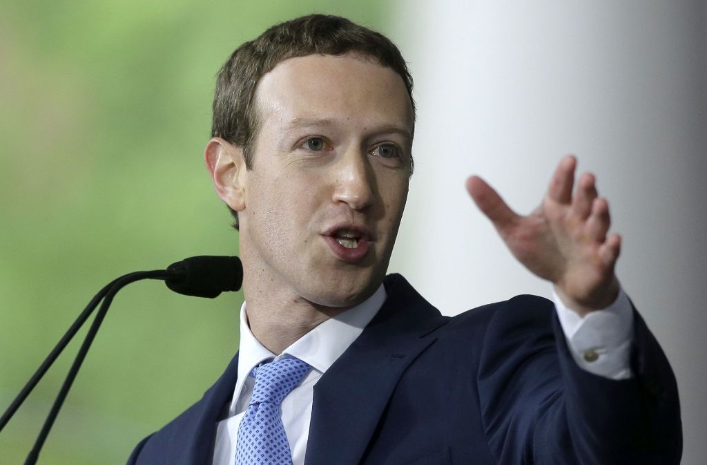 Facebook-Gründer Mark Zuckerberg hat zuerst den Einfluss von russischer Seite auf das Netzwerk zurückgewiesen. Nun lenkt das Unternehmen ein.