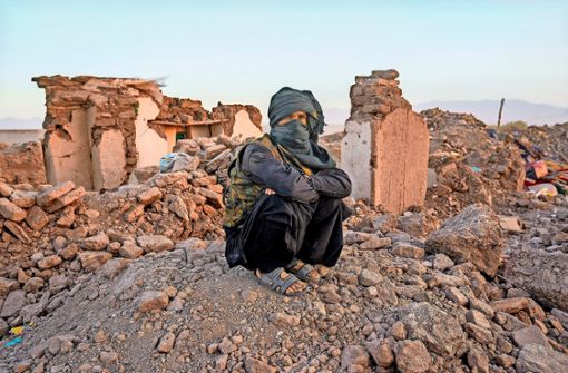 Ein Afghane sitzt bei den Trümmern seines erdbebengeschädigten Hauses. Foto: dpa/Ebrahim Noroozi