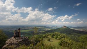 So schön ist Hohenzollern: Vom Zeller Horn geht der Blick über die Burg und das Land Hohenzollern. Foto: imago images/Westend61