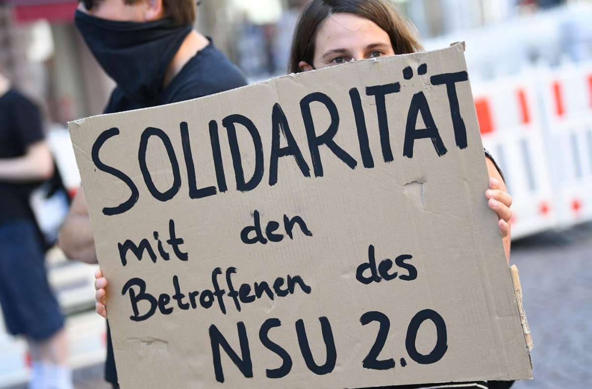 In Wiesbaden wurde schon für die Adressaten der Drohmails demonstriert. Foto: dpa/Arne Dedert