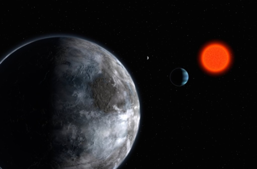 Ferner Planet:  Die Illustration von April 2007 zeigt einen laut Astronomen  potenziell bewohnbaren Planeten  bei einem anderen Stern, der  Sonne Gliese 581 (rechts). In der Mitte ist ein  Riesenplanet zu erkennen. Der ferne Planet kreist um den Stern Gliese 581 im Sternbild Waage und ist etwa anderthalb Mal so groß wie die Erde.