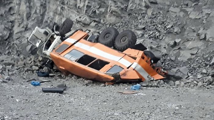 Bus mit Arbeitern stürzt acht Meter in die Tiefe - sechs Tote