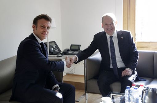 Schöner Schein: Zwischen Frankreichs Präsident Emmanuel Macron (links) und Bundeskanzler Olaf Scholz gibt es viel Dissens. Foto: dpa/Olivier Hoslet