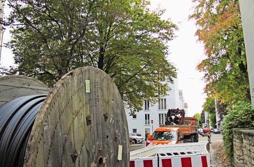 Die Rohre für die Glasfasern werden derzeit verlegt, hier in der Gohlstraße. Foto: Eveline Blohmer