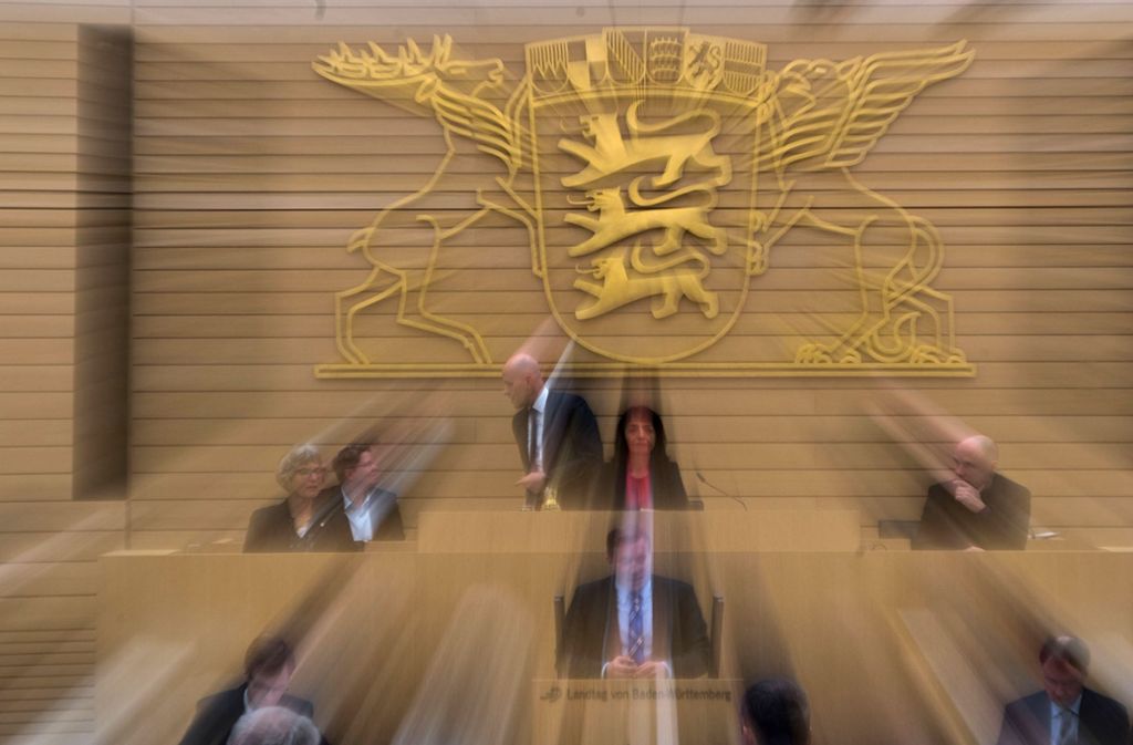 Plenarsitzung im baden-württembergischen Landtag: Zur Zeit gibt es 143 Abgeordnete. Es sind 106 Männer und 37 Frauen Foto: dpa