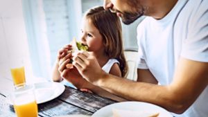 Es reicht schon, wenn ein Familienmitglied mit dem Nachwuchs isst, um dessen Ernährungsgewohnheiten positiv zu beeinflussen. Foto: Vasyl/Adobe Stock