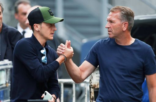 Rückhalt:  Mesut Özil mit Torwart-Trainer Andreas Köpke (rechts). Foto: imago sportfotodienst