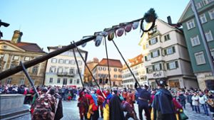 Ruck um Ruck zum Narrenglück: in Esslingen steht der Narrenbaum am Alten Rathaus. Foto: Horst Rudel