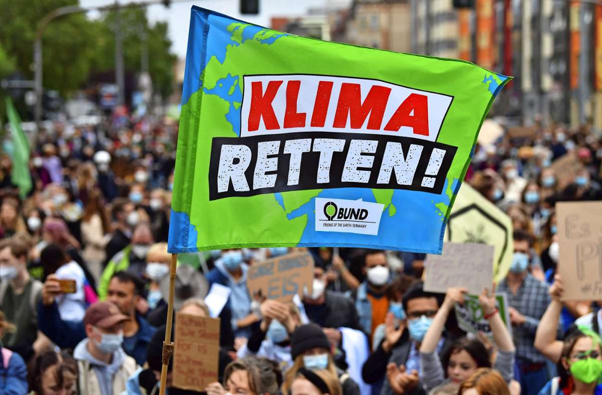 Die Erderwärmung und ihre Folgen sind für viele Menschen ein wichtiges Thema, für das sie in Stuttgart und anderen Städten  – hier in Erfurt – demonstrieren. Foto: dpa/Martin Schutt