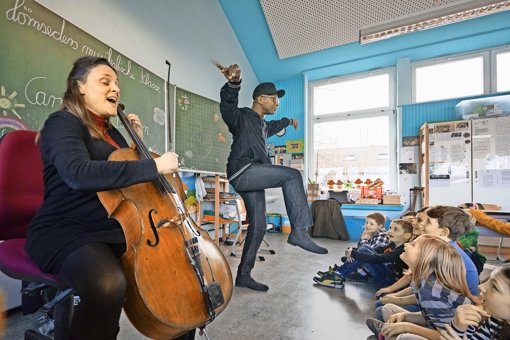 Wenn Rebecca  Carrington  und Colin  Brown Opernarien persiflieren,  haben die Kinder der musikalischen Klasse Pause. Foto: factum/Weise