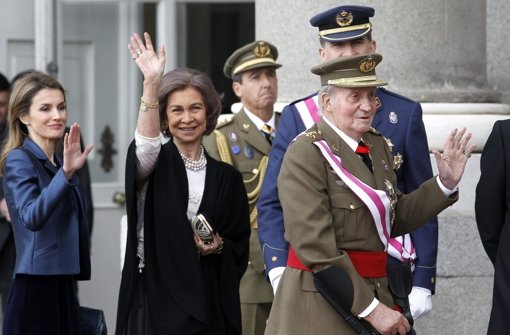 In Spanien gibt es derzeit für die königliche Familie nicht viel zu Lachen. Am Montag hat sich König Juan Carlos samt Familie erstmals seit November wieder in der Öffentlichkeit gezeigt. Foto: dpa