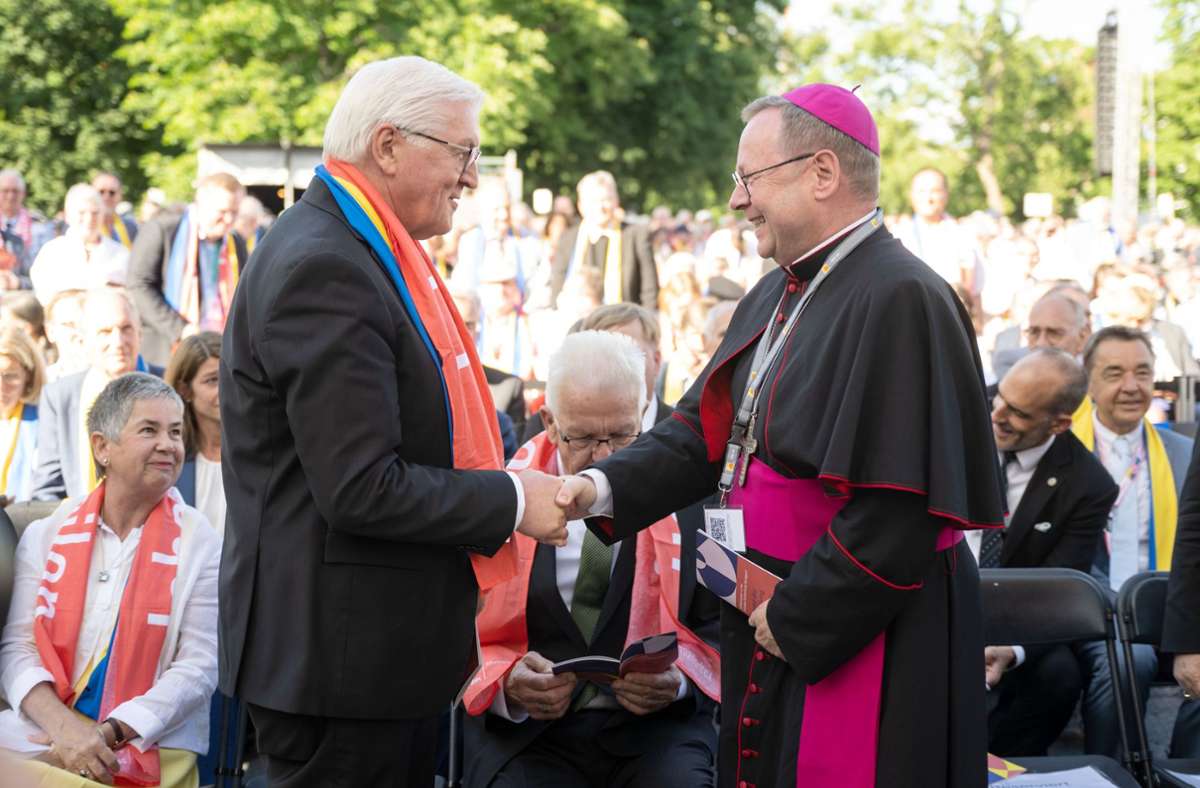 Bundespräsident Frank-Walter Steinmeier (links) und Georg Bätzing, Vorsitzender der Deutschen Bischofskonferenz, bei der Eröffnung des 102. Deutschen Katholikentags