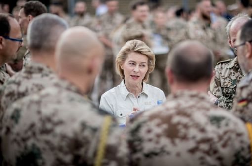 Bundesverteidigungsministerin Ursula von der Leyen im Gespräch mit Soldaten der Bundeswehr in Afghanistan. Foto: dpa