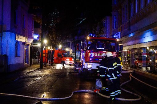 In der Göppinger Innenstadt ist in der Nacht auf Samstag ein Feuer in einem chemischen Reinigungsbetrieb ausgebrochen. Foto: SDMG
