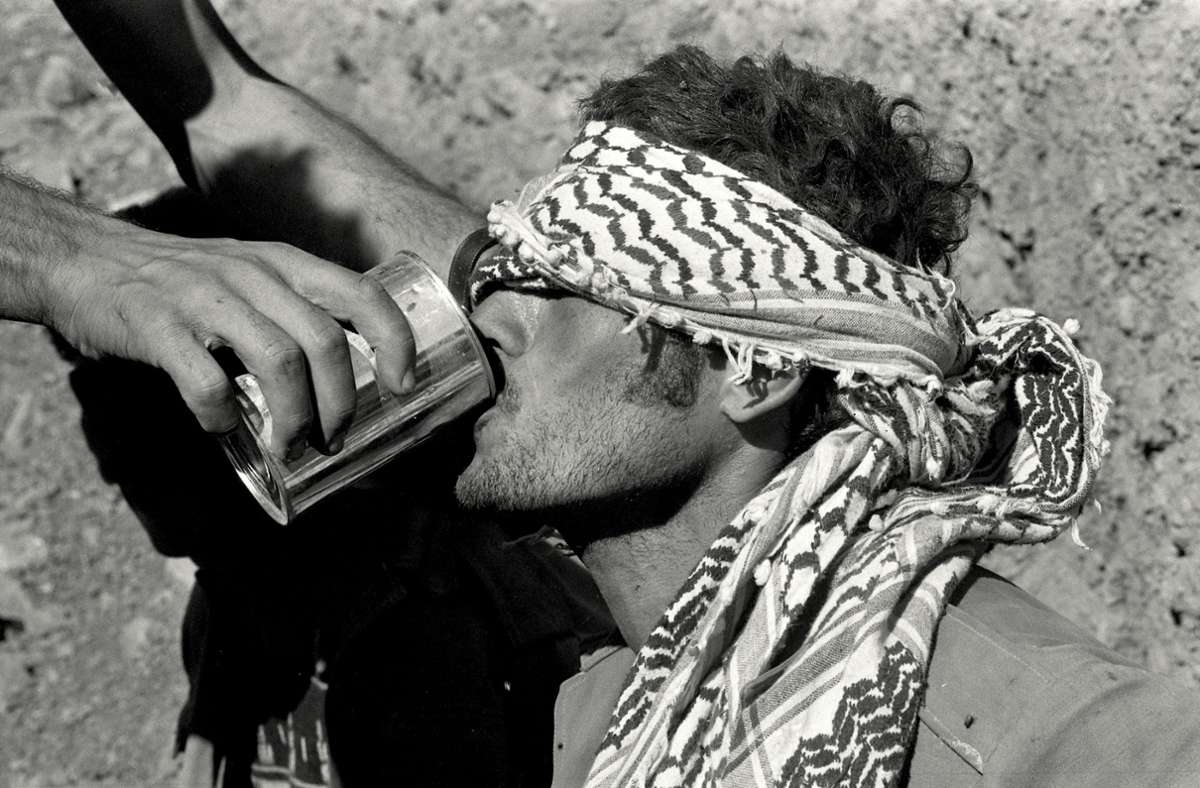 Am höchsten jüdischen Feiertag, Jom Kippur, greifen Ägypten und Syrien am 6. Oktober 1973 Israel an. Sven Simon hält den Moment fest, als ein syrischer Soldat  nach seiner Gefangennahme mit Wasser versorgt wird.
