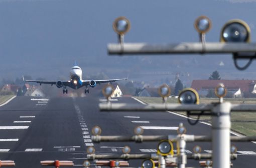 Eine Branche, die noch lange unter der Krise leiden wird, ist die Luftfahrt. Foto: dpa/Felix Kästle