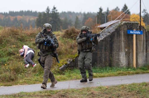 SEK-Einsatzkräfte bei einer Anti-Terror-Übung im baden-württembergischen Heuberg. (Archivbild) Foto: dpa/Sebastian Gollnow