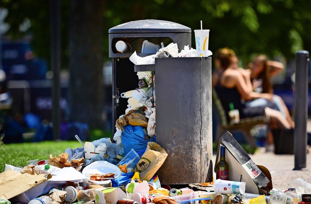 Wegwerf-Fastfoodboxen,  zurückgelassene Einwegbecher oder überquellende Mülleimer – die Stadt hat der zunehmenden Vermüllung den Kampf angesagt