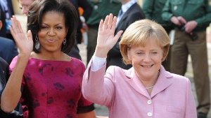 Platz 1: Bundeskanzlerin Angela Merkel (rechts) ist die mächtigste Frau der Welt - und verweist US-First-Lady Michelle Obama auf den achten Platz der Forbes-Liste. Foto: dpa