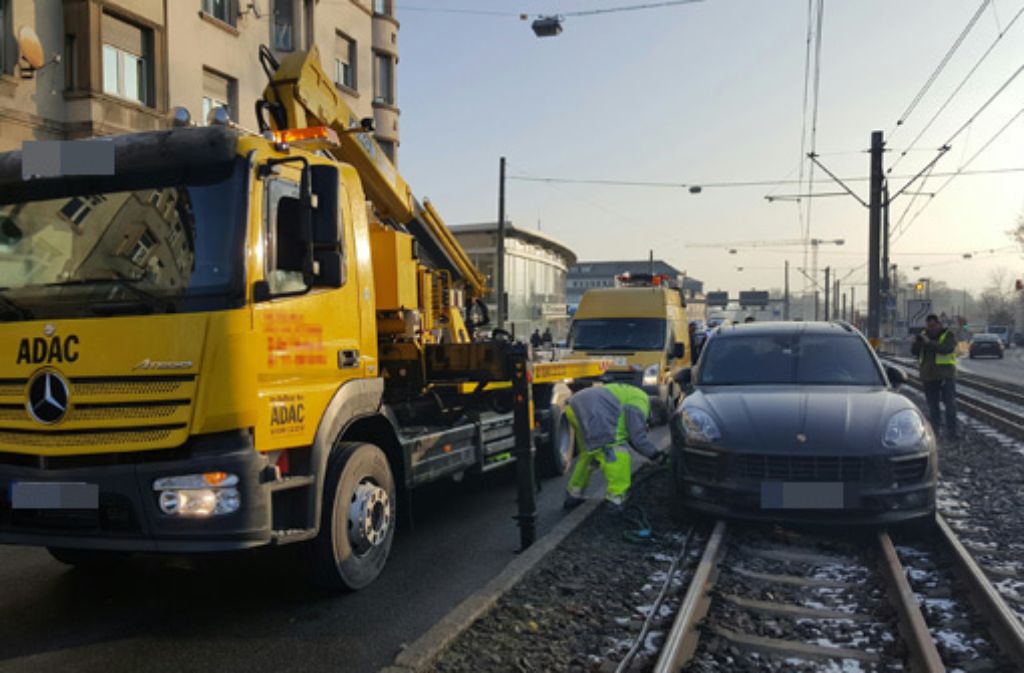 Ein Porsche Macan steht am Freitagmorgen nach einem Unfall auf den Schienen der Stadtbahn U13.
