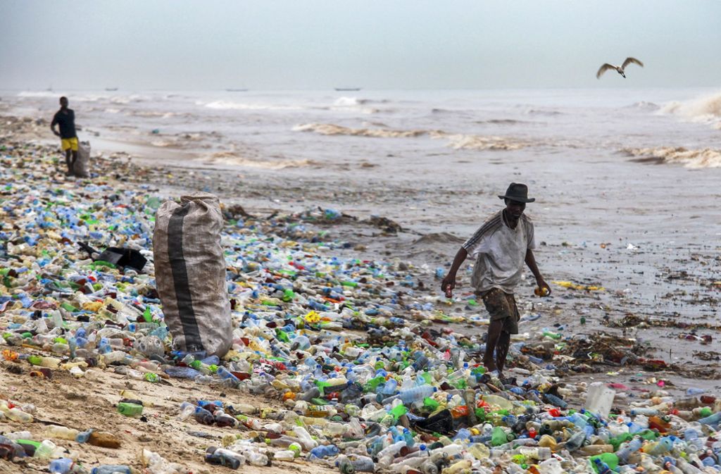 Ein Strand in Ghana: Plastikmüll soweit das Auge reicht. Foto: EPA