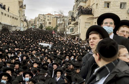 Tausende ultraorthodoxer Juden haben kürzlich einem Rabbi das letzte Geleit gegeben – dicht an dicht  und ohne Maske. Foto: AFP/Jack Guez/Menahem Kahana