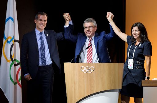 IOC-präsident Thomas Bach (Mi.) mit den Stadtchefs Eric Garcetti (Los Angeles/li.) und Anne Hidalgo (Paris) Foto: AFP