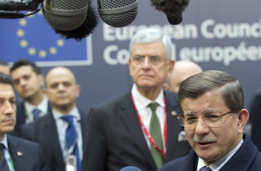 Der türkische Ministerpräsident Ahmet Davutoglu (vorne) trifft beim Treffen in Brüssel ein. Foto: AP
