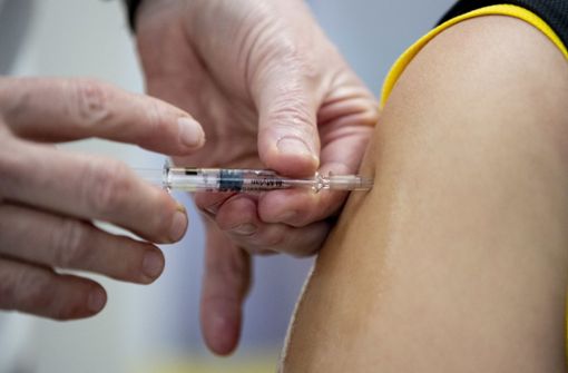 Eine zukünftig mögliche Impfung gegen das Coronavirus ist hierzulande umstritten. (Symbolbild) Foto: dpa/Christoph Soeder