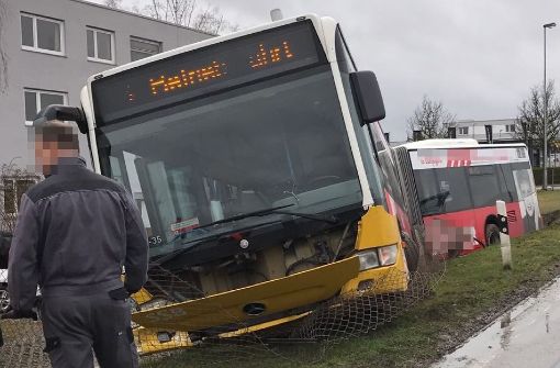 Ein 26-jähriger Busfahrer landetete am Donnerstagnachmittag bei einer Betriebsfahrt in Filderstadt... Foto: SDMG