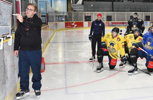 Mit ihm als Cheftrainer sollen die Rebels den Titel holen: Jakob Vostarek erklärt den Eishockey-Spielern seine taktischen Vorstellungen. Foto: Günter E. Bergmann